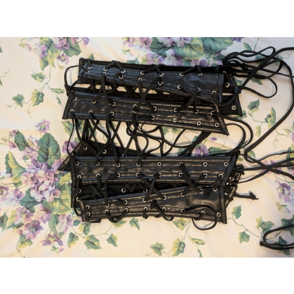 Vintage Black Lace-Up Corset - Picture 4 of 6